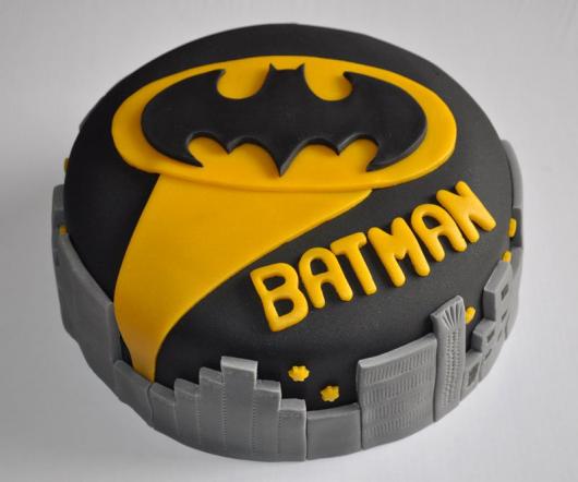 Bolo do Batman Redondo preto e amarelo