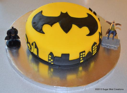 Bolo do Batman Redondo amarelo e preto decorado com pasta americana