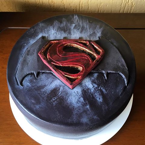 Bolo do Batman vs SuperMan preto com símbolo vermelho
