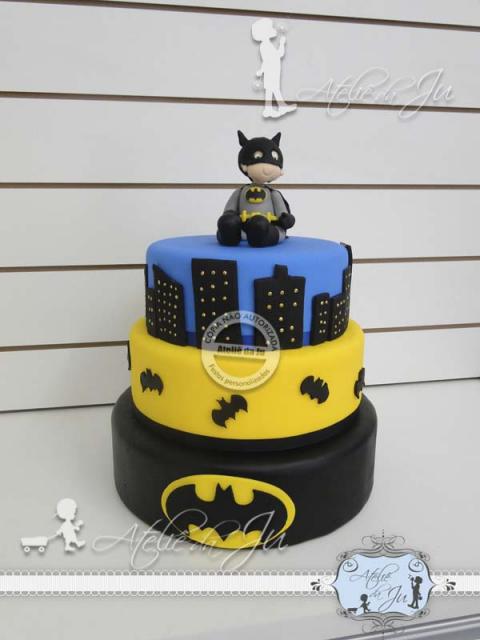 Bolo do Batman Fake com 3 andares e topo de bolo