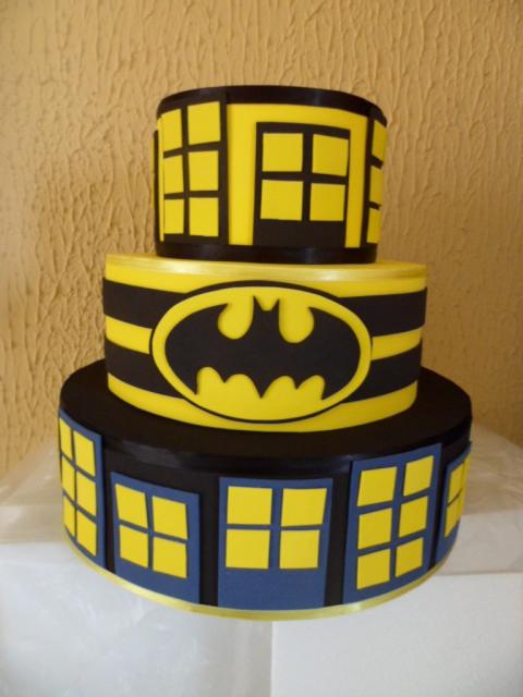 Bolo Fake Batman com base de isopor