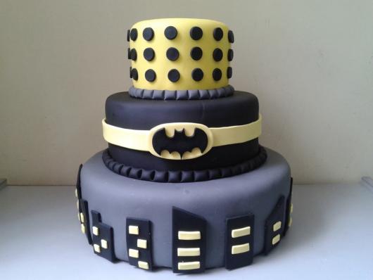 Bolo Fake Batman com três andares em eva