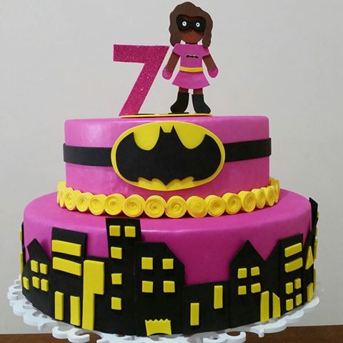 Bolo Fake Batman para festa infantil feminina