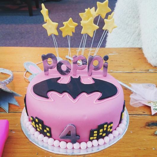 Bolo Fake Batman rosa para menina