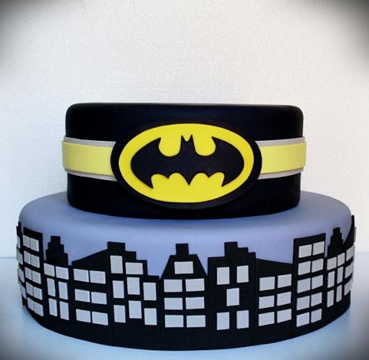 Bolo Fake Batman dois andares com o símbolo do Batman
