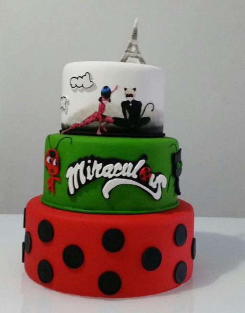 Bolo Fake Ladybug feito com eva