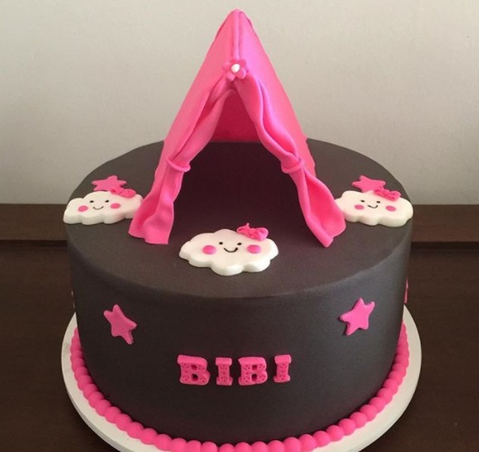 Como fazer uma festa do Pijama bolo de pasta americana com nuvens e cabana