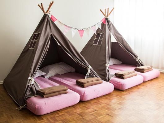 Como fazer uma festa do Pijama cabana palha com detalhes em rosa 