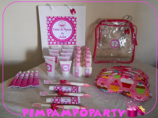 Como fazer uma festa do Pijama lembrancinhas com kit com escova, creme dental, hidratante, entre outros 