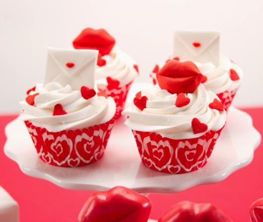 Cupcake para Dia dos Namorados Topper Confeito em formato de boca e coração
