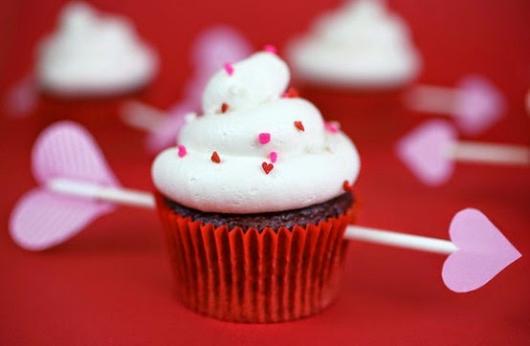 Cupcake para Dia dos Namorados Enfeite em formato de flecha