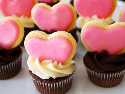 Cupcake para Dia dos Namorados Confeito bolachinha de coração rosa