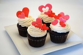 Cupcake para Dia dos Namorados de Pasta Americana com enfeites de coração