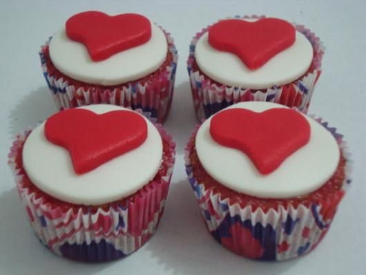 Cupcake para Dia dos Namorados de Pasta Americana com detalhe de coração