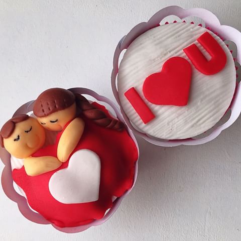 Cupcake para Dia dos Namorados de Pasta Americana com casal dormindo