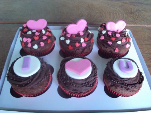 Cupcake para Dia dos Namorados de Pasta Americana com corações rosa