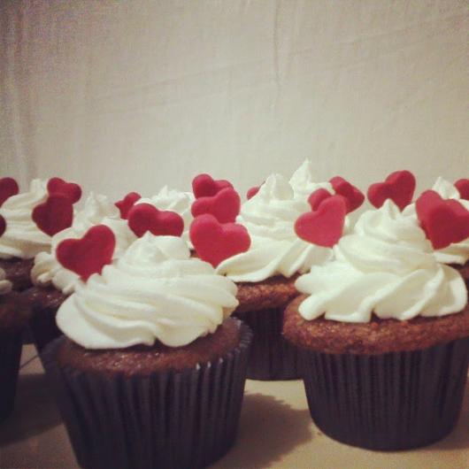 Cupcake para Dia dos Namorados de Chantilly com mini corações vermelhos