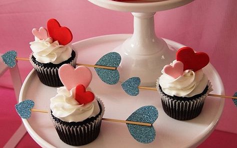 Cupcake para Dia dos Namorados de Chantilly com corações rosa e vermelho