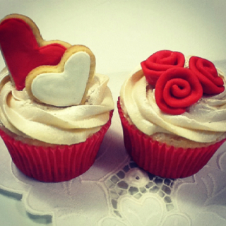 Cupcake para Dia dos Namorados de Chantilly com rosas de pasta americana