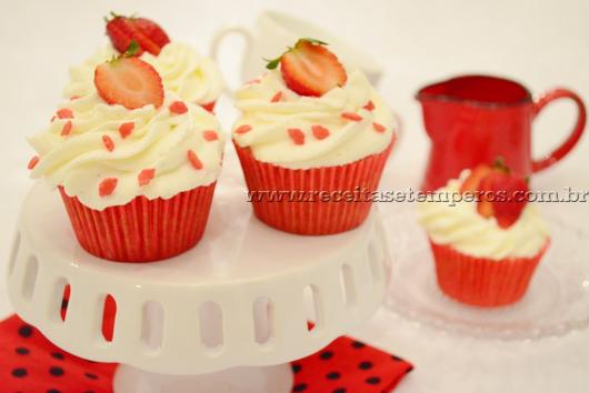 Cupcake para Dia dos Namorados de Chantilly com morango