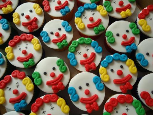 Cupcake Patati Patatá com rostos de palhaços