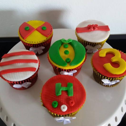 Cupcake Patati Patatá com paletó de palhaço