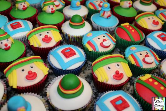 Cupcake Patati Patatá com chapéu de palhaço