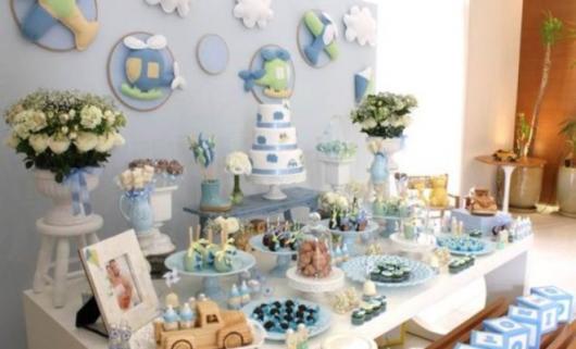 Decoração de Chá de Bebê de menino com tema luxo com brinquedos de madeira