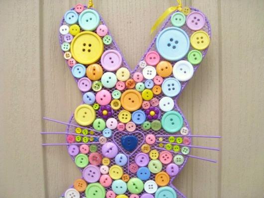Decoração de Páscoa Simples e Barata silhueta do coelho feita com botões