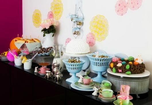 Decoração de Páscoa Para Mesa: mesa colorida com chocolates e doces