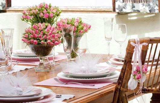 Decoração de Páscoa Para Mesa: flores naturais e louça branca