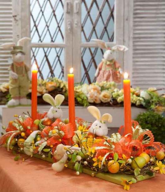 Decoração de Páscoa Para Mesa: castiçal com coelho e vela laranja