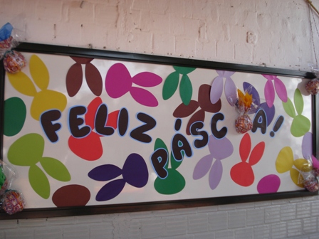 Decoração de Páscoa Para Escola: painel com coelhos coloridos