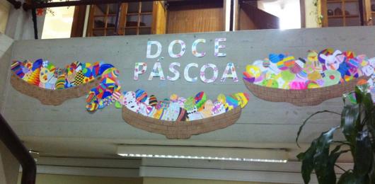 Decoração de Páscoa Para Escola com frase "Doce Páscoa"