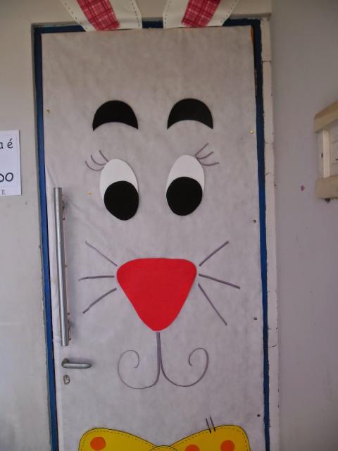 Decoração de Páscoa Para Escola: porta da sala de aula decorada com rosto de coelho