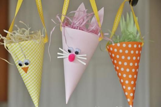 Decoração de Páscoa Para Escola: cone de papel com rosto de coelho