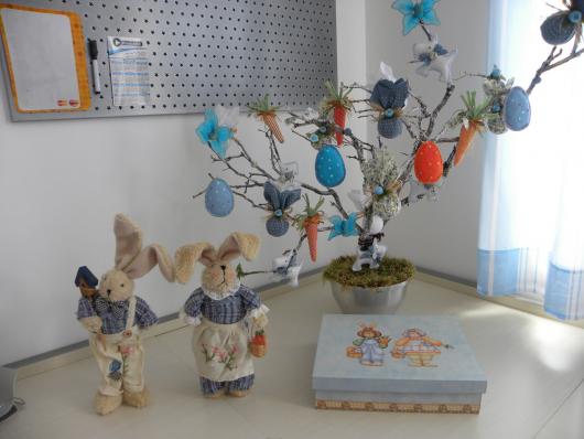 Decoração de Páscoa Para Escola: galho seco de árvore com ovos de tecido