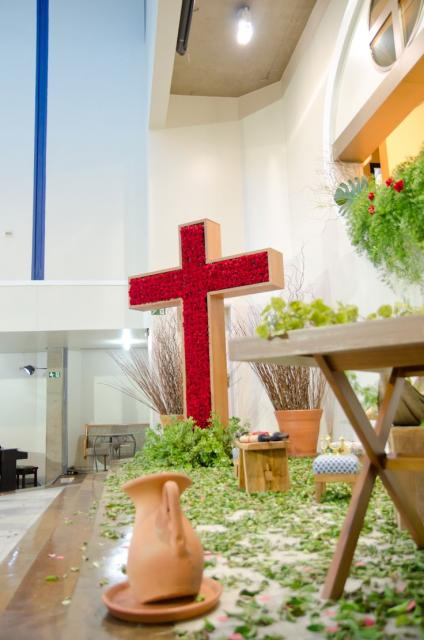 Decoração de Páscoa Para Igreja cruz com meio de rosas vermelhas