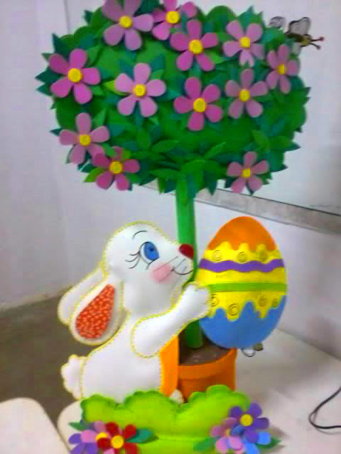 Decoração de Páscoa de EVA: árvore fake com coelho