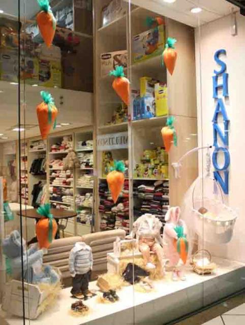 Decoração de Páscoa Para Loja: vitrine com cortina de cenouras