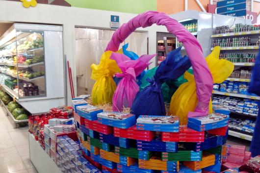 Decoração de Páscoa Para Loja: ovos gigantes feitos com papel