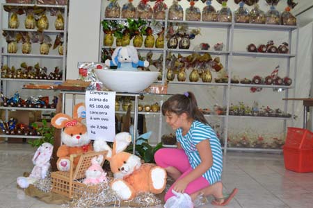 Decoração de Páscoa Para Loja: ilha decorada no centro da loja