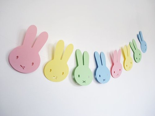 Decoração de Páscoa de EVA: varal com rostinhos de coelhos