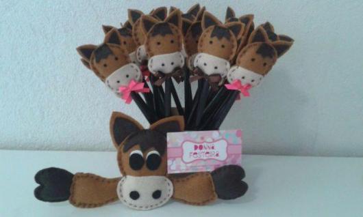 Lembrancinha Festa Country com ponteiras de lápis de feltro em formato de cavalo