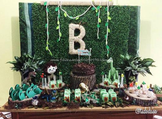 Festa Dinossauro O Bom Dinossauro com bolo fake de madeira 