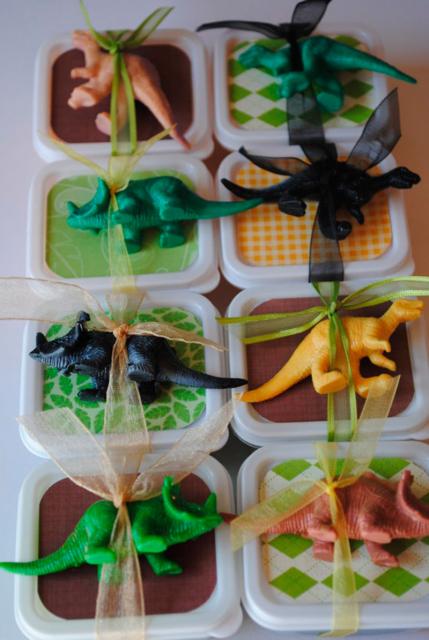 Lembrancinha Festa Dinossauro marmitinha com dinossauro de plástico como brinde