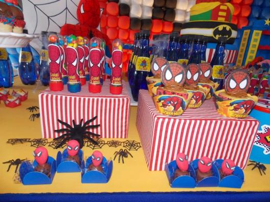 Festa Homem-Aranha Baby com tubetes e docinhos personalizados