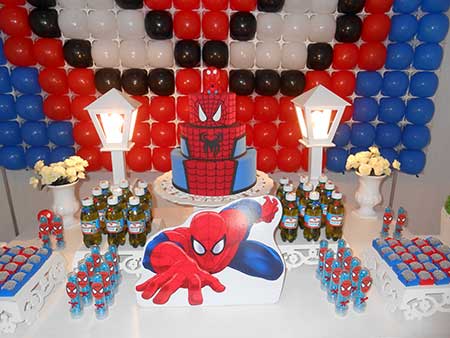 Festa Homem-Aranha Provençal com bolo fake de 3 andares