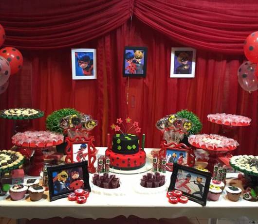 Decoração da Festa Ladybug estilo provençal com cortina vermelha