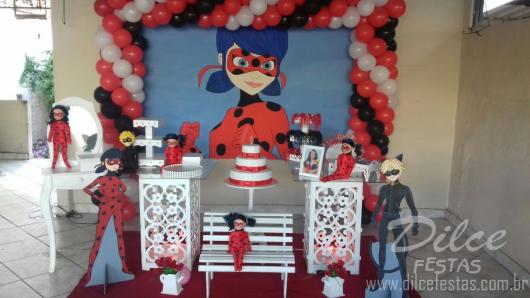 Decoração da Festa Ladybug estilo provençal com cubos com arabescos